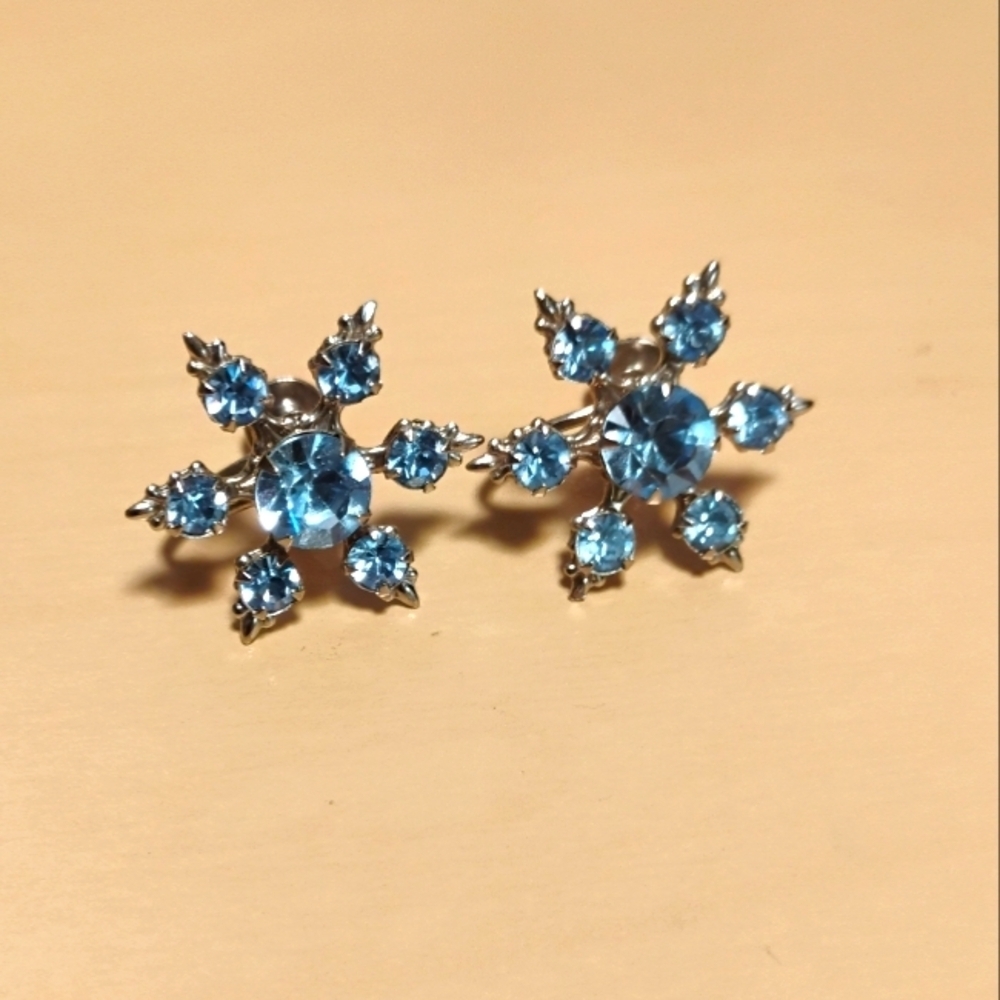 Vintage Baby Blue Crystal Rhinestone Starburst/Snowflake Screw back Earings.​​​